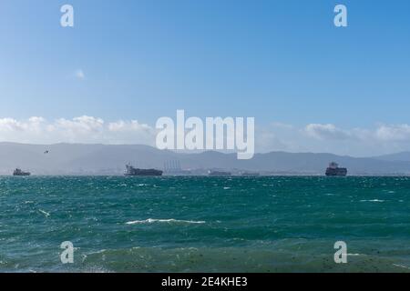 La Linea de la Concepcion, Espagne - 22 janvier 2020 : navires de fret et navires à conteneurs dans la baie de Gibraltar attendant le déchargement de la cargaison Banque D'Images