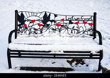 Bancs commémoratifs dans la neige, janvier 2021, Pentyrch près de Cardiff, pays de Galles du Sud Banque D'Images