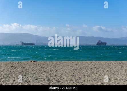 La Linea de la Concepcion, Espagne - 22 janvier 2020 : navires de fret et navires à conteneurs dans la baie de Gibraltar attendant le déchargement de la cargaison Banque D'Images