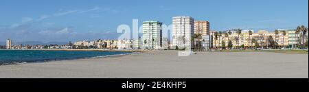 La Linea de la Concepcion, Espagne - 22 janvier 2020 : vue panoramique de la Linea de la Concepcion et de la plage Playa de Poniente Banque D'Images