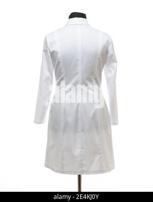 Robe médicale suspendue sur un mannequin, vue arrière, isolée sur fond blanc Banque D'Images
