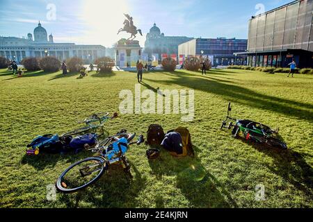 Vienne, Autriche. 22 janvier 2021. Les citoyens garent leurs vélos sur la pelouse de la place des héros à Vienne, Autriche, le 22 janvier 2021. Le trafic de bicyclettes à Vienne a augmenté de 12 pour cent l'an dernier, selon le département des transports de Vienne. Credit: Georges Schneider/Xinhua/Alay Live News Banque D'Images