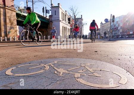 Vienne, Autriche. 22 janvier 2021. Les citoyens pédalez dans une rue de Vienne, en Autriche, le 22 janvier 2021. Le trafic de bicyclettes à Vienne a augmenté de 12 pour cent l'an dernier, selon le département des transports de Vienne. Credit: Georges Schneider/Xinhua/Alay Live News Banque D'Images