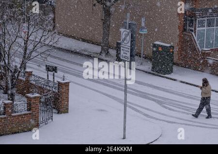 Wimbledon, Londres, Royaume-Uni. 24 janvier 2021. De fortes chutes de neige dans la banlieue sud-ouest de Londres. C'est la première neige dans cette région du sud-ouest de Londres depuis le 18 mars 2018. Crédit : Malcolm Park/Alay Live News Banque D'Images