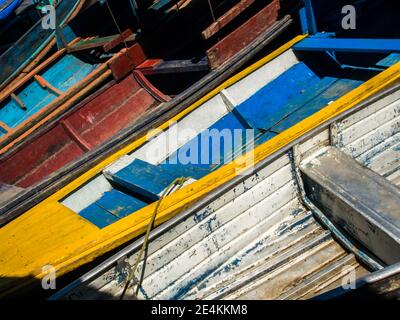 Leticia, Pérou - 11 mai 2016 : bateaux indiens traditionnels sur la rive de la rivière. Amazonie. Amérique latine. Banque D'Images