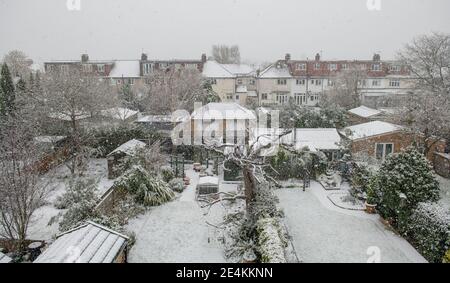 Wimbledon, Londres, Royaume-Uni. 24 janvier 2021. De fortes chutes de neige dans la banlieue sud-ouest de Londres. C'est la première neige dans cette région du sud-ouest de Londres depuis le 18 mars 2018. Crédit : Malcolm Park/Alay Live News Banque D'Images