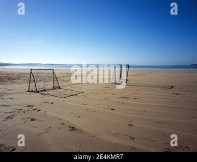 Poteaux de but inutilisés sur la plage à Essaira, Maroc Banque D'Images