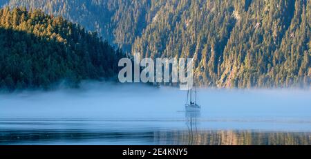 PRINCE RUPERT, CANADA - 03 juillet 2017: Voilier dans une misty banque de brouillard Banque D'Images