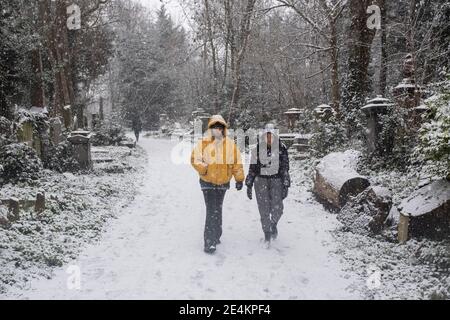 Les gens traversent la neige à Abney Park, Stoke Newington, Londres. Date de la photo: Dimanche 24 janvier 2021. Banque D'Images