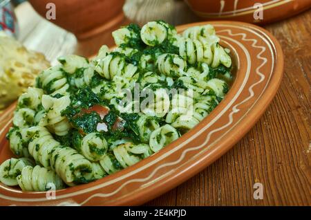 Fusilli col pesto alla Genovese - plat ligure classique, avec pesto au basilic, enrobant délicatement les pâtes al dente Banque D'Images