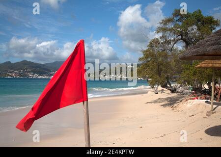 drapeau rouge sur la grande plage d'anse grenade îles éoliennes à l'ouest indies Banque D'Images