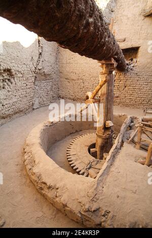 Ancien moulin dans le village abandonné el-Qasr, oasis Dakhla, Egypte Banque D'Images