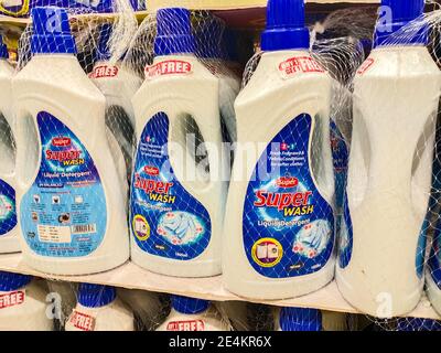 Chennai, Inde - 19 décembre 2020 : bouteille d'acide de nettoyant de toilette disponible dans le magasin de supermarchés. L'image peut contenir du bruit ou du grain Banque D'Images