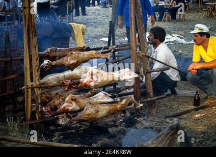 Edirne Turkey Man Roasting Meat on Spit au Tournoi Kirkpinar Banque D'Images