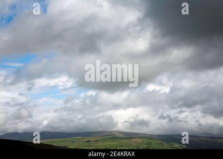 Nuages de tempête d'été passant à travers Kinder Scout Derbyshire vu de Le sentier de Gritstone Sponds Hill Lyme Handley Cheshire Banque D'Images