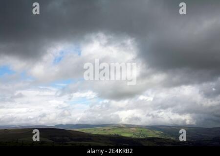 Nuages de tempête d'été passant à travers Kinder Scout Derbyshire vu de Le sentier de Gritstone Sponds Hill Lyme Handley Cheshire Banque D'Images