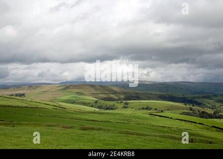 Nuages de tempête d'été passant à travers Kinder Scout Derbyshire vu de Le sentier de Gritstone Sponds Hill Lyme Handley Cheshire Banque D'Images