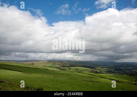 Nuages de tempête d'été passant à travers Kinder Scout Derbyshire vu de Le sentier de Gritstone Sponds Hill Lyme Handley Cheshire Banque D'Images