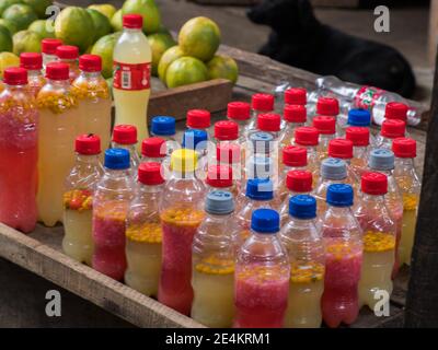 Iquitos, Pérou - 10 décembre 2019 : différents types d'épices chaudes en bouteilles de plastique au bazar de Belen (marché de Belén), ville d'Iquitos sur les rives de t Banque D'Images