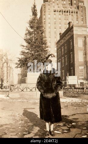 Cette photo montre une femme italienne à New York le 6 janvier 1940. Sur le dos, il a été écrit un dévouement à son frère en Italie. Banque D'Images