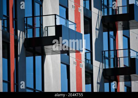 Condominiums résidentiels complexe façade en verre coloré avec balcons symétriques dans le centre-ville de San Diego, Californie Etats-Unis. Banque D'Images