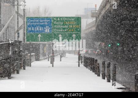 Londres, Royaume-Uni. 24 janvier 2021. De la neige tombe sur l'A4 à Londres. Crédit : Liam Asman/Alay Live News Banque D'Images