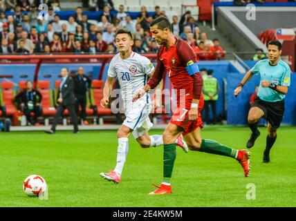 Kazan, Russie – 28 juin 2017. Le capitaine de l'équipe nationale de football du Portugal Cristiano Ronaldo contre le milieu de terrain du Chili Charles Aranguiz pendant FIFA Confède Banque D'Images