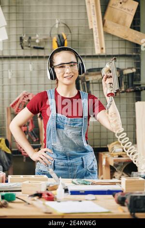 Jeune femme en atelier de menuiserie Banque D'Images