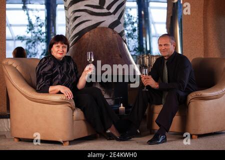 Les partenaires d'affaires hommes et femmes âgés boivent du champagne dans un cadre confortable. Photo de haute qualité Banque D'Images