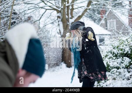 Oxford, Oxfordshire, Royaume-Uni. 24 janvier 2021. Les gens peuvent profiter de la première chute de neige de l'hiver à Oxford. Tout le monde photographié vit dans le même foyer que le photographe. Crédit : Andrew Walmsley/Alamy Live News Banque D'Images