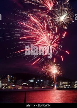 Wellington, le jour anniversaire de Wellington, le 25 janvier. Le jour anniversaire de Wellington, un jour férié pour les personnes vivant dans la capitale. 22 janvier 1840. Les feux d'artifice illuminent le ciel nocturne de Wellington, capitale de la Nouvelle-Zélande, le 24 janvier 2021, en commémoration du prochain anniversaire de Wellington, le 25 janvier. Le jour anniversaire de Wellington, un jour férié pour les habitants de la capitale, est célébré chaque année le lundi le plus proche du 22 janvier. La fête commémore l'arrivée du premier navire de colons en Nouvelle-Zélande le 22 janvier 1840. Credit: Guo Lei/Xinhua/Alay Live News Banque D'Images