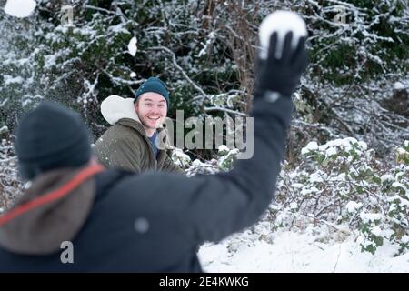 Oxford, Oxfordshire, Royaume-Uni. 24 janvier 2021. Les gens peuvent profiter de la première chute de neige de l'hiver à Oxford. Tout le monde photographié vit dans le même foyer que le photographe. Crédit : Andrew Walmsley/Alamy Live News Banque D'Images