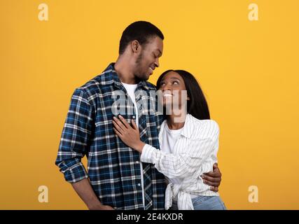 Moment tendre, jeune couple romantique appréciant, les personnes mariées ont la date de plaisir Banque D'Images