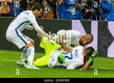 Kazan, Russie – 28 juin 2017. Les joueurs de l'équipe nationale de football chilienne célèbrent la victoire dans la demi-finale de la coupe des Confédérations de la FIFA 2017 contre le Portugal. Banque D'Images