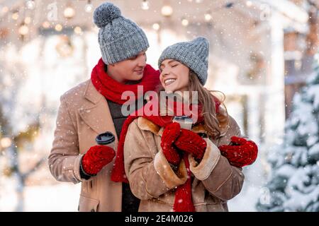 Joyeux couple romantique passer un week-end ensemble, en profitant de la neige Banque D'Images