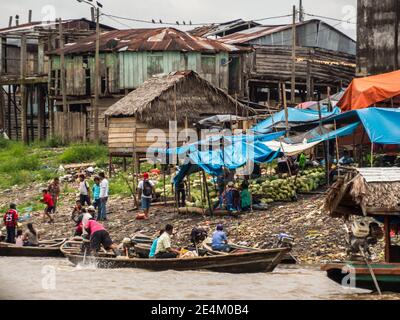 Belen, Pérou - septembre 2019: Maisons en bois sur pilotis et bazar avec les fruits sur la rive de la rivière Itaya, la partie la plus pauvre d'Iquitos, Belén. Venise Banque D'Images