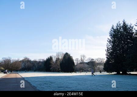 Cardiff, pays de Galles. 23 janvier 2021. UK Weather, Cardiff et les environs au lever du soleil, un jour avant la chute de neige prévue. Banque D'Images