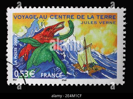 Le timbre imprimé en France montre une image de Voyage au centre de la Terre, un roman de Jules Verne, série d'histoires Jules Verne, vers 2005 Banque D'Images