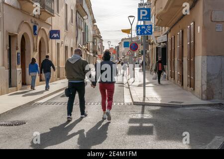 Campos, Espagne; janvier 23 2021: vue générale du marché hebdomadaire de la rue dans la ville de Campos. Mesures sanitaires par Covid-19, distance de sécurité et fac Banque D'Images