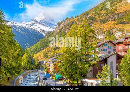 Zermatt, Suisse vue sur la rue dans la célèbre station de ski des Alpes suisses, rivière, montagne de neige Banque D'Images
