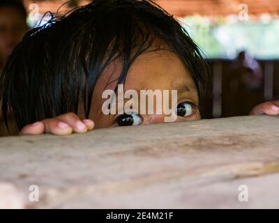 Iquitos, Pérou - Déc 2019: Portrait d'une petite fille - un habitant du Pérou. Tribu Yagua, Nativa Yahuas Comunidad. Amazonie, Amérique latine. Banque D'Images