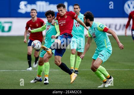 Pampelune, Espagne. 24 janvier 2021. German Sanchez et Jesus Vallejo de Granada CF duels pour le bal avec Ante Budimir de CA Osasuna pendant le match de la Liga entre CA Osasuna et Granada CF joué au stade El Sadar. Crédit : ion Alcoba/Capturasport/Alay Live News Banque D'Images