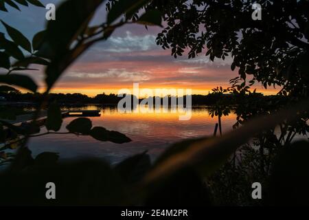 Coucher de soleil été lever de soleil ciel Kings Mill Reservoir Mansfield Notinghamshire avec Hôpital et reflet de la silhouette de Nottingham avec un ciel orange époustouflant Banque D'Images