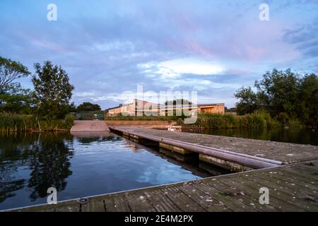 Coucher de soleil été lever de soleil ciel à Kings Mill Reservoir Mansfield Mill L'hôpital Waters Cafe de Notinghamshire est le reflet d'une impressionnante jetée bleue pourpre voie navigable Banque D'Images