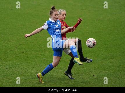 Emily Murphy de Birmingham City (à gauche) et Martha Harris de Manchester United se battent pour le ballon lors du match de la Super League des femmes de la FA au Leigh Sports Village Stadium, à Manchester. Date de la photo: Dimanche 24 janvier 2021. Banque D'Images