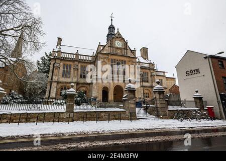 Oxford, Oxfordshire, Royaume-Uni. 24 janvier 2021. Faculté d'histoire, Université d'Oxford. Plusieurs centimètres de neige tombent à Oxford. La poussière de neige à travers les bâtiments historiques d'Oxford attire des foules malgré le verrouillage, Credit: Sidney Bruere/Alay Live News Banque D'Images