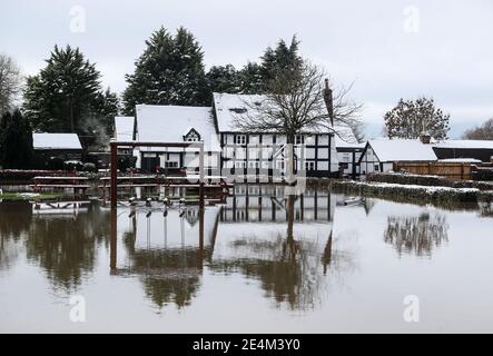 Le pub Rose and Crown de Severn Stoke est coupé par les inondations après une nuit de neige dans le Worcestershire. Date de la photo: Dimanche 24 janvier 2021. Banque D'Images