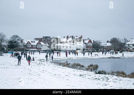 WIMBLEDON LONDRES, ROYAUME-UNI 24 JANVIER 2021. Résidents marchant sur le paysage d'hiver sur Wimbledon Common sur la première neige de l'année . Le bureau met a publié un avertissement de glace et une situation arctique dans tout le Royaume-Uni après Storm Christoph Credit: amer ghazzal/Alamy Live News Banque D'Images