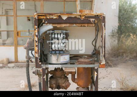 Station-service à Abéondoned dans un village isolé du nord de Chypre. Banque D'Images