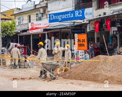 Leticia, Colombie - Déc 2019: Travailleurs en casques pendant la construction de la route dans une petite ville de l'Amazone à la frontière de la Colombie, du Brésil et de P Banque D'Images